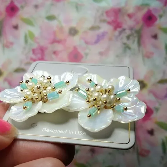 Beautiful Retro Floral Shell Like Earrings - Picture 8 of 9